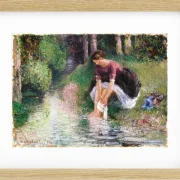 Camille Pissarro - Frau wäscht ihre Füße in einem Bach 1894 | Giclée Kunstdruck gerahmt