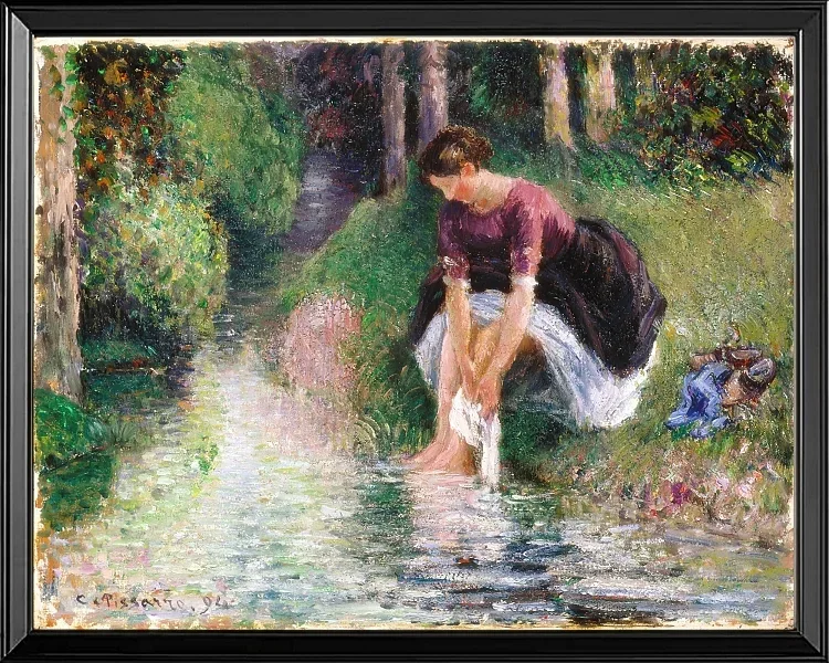 Camille Pissarro - Frau wäscht ihre Füße in einem Bach 1894 | Giclée Kunstdruck gerahmt