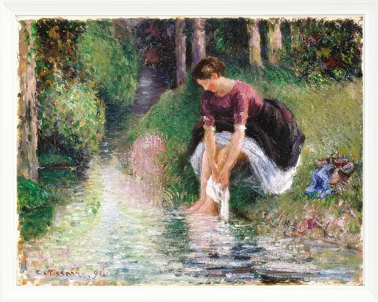 Camille Pissarro - Frau wäscht ihre Füße in einem Bach 1894 | Giclée Kunstdruck gerahmt