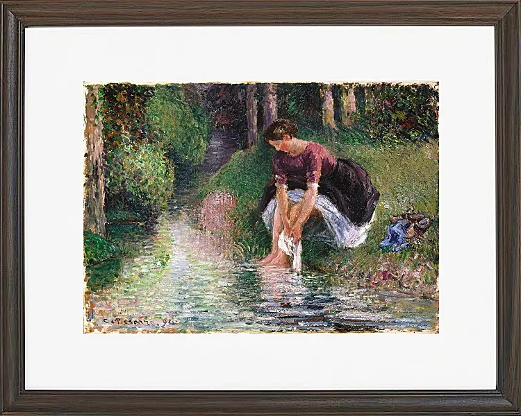 Camille Pissarro - Frau wäscht ihre Füße in einem Bach 1894 | Giclée Kunstdruck gerahmt