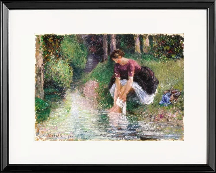 Camille Pissarro - Frau wäscht ihre Füße in einem Bach 1894 | Giclée Kunstdruck gerahmt