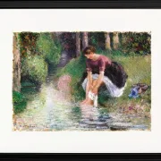 Camille Pissarro - Frau wäscht ihre Füße in einem Bach 1894 | Giclée Kunstdruck gerahmt