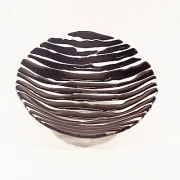 Glasschale klar, rund mit dichten schwarzen Streifen