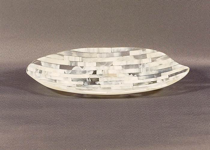 Glasskål oval, lyse beige, med kort mosaik striber