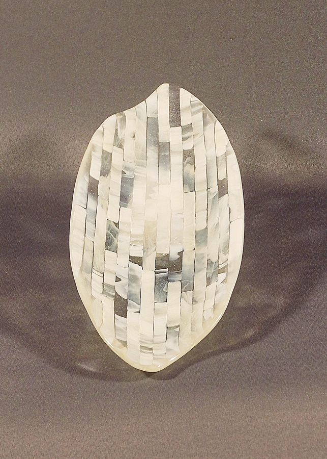 Glasskål oval, lyse beige, med kort mosaik striber
