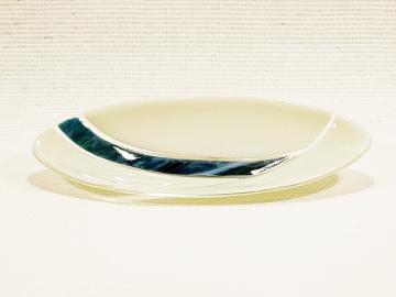 Glasschale oval, hellbeige mit langen blauen Streifen