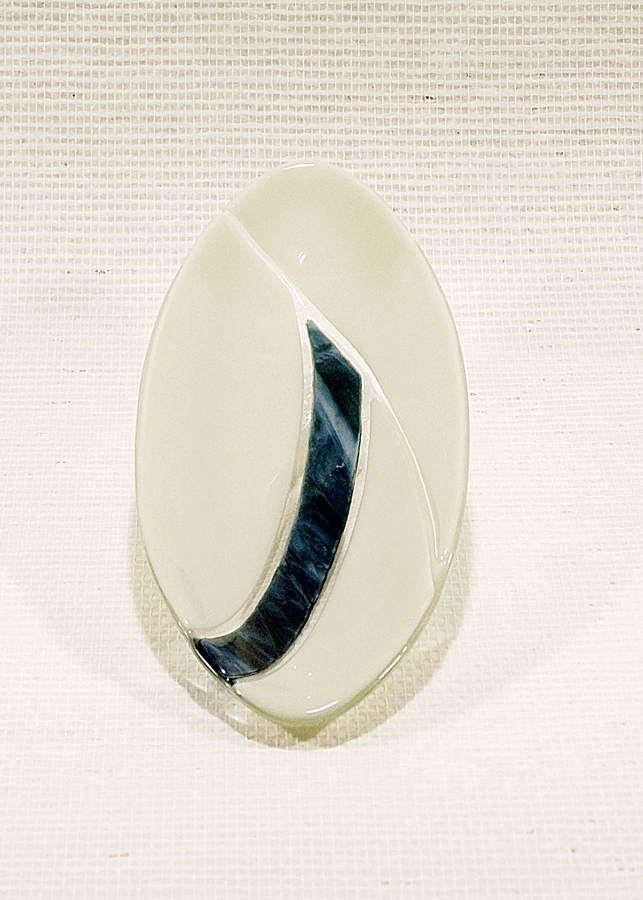 Glasschale oval, hellbeige mit langen blauen Streifen