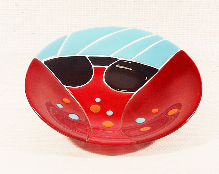 Glasskål rund, med røde, blå og sorte indlæg