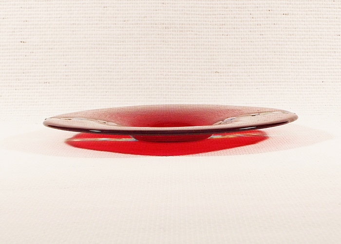 Glasskål rund, rød med brændte mosaikstriber