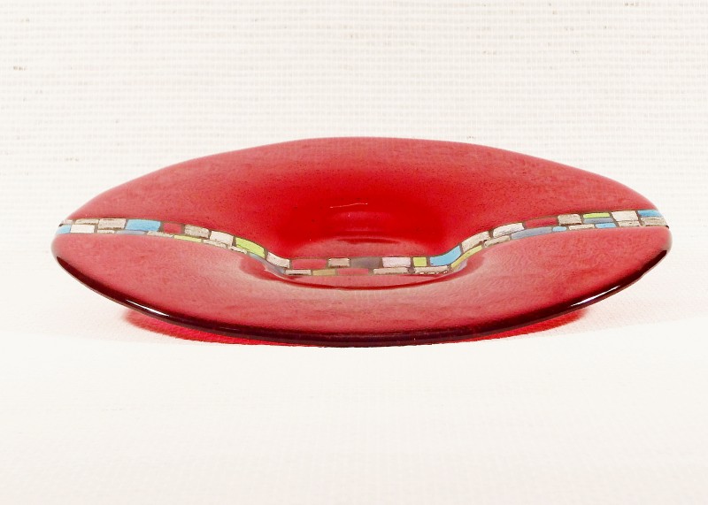 Glasskål rund, rød med brændte mosaikstriber