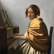 Johannes Vermeer | En ung kvinde siddende ved et jomfrueligt hus - 1671 | Indrammet kunsttryk | Barok | formida