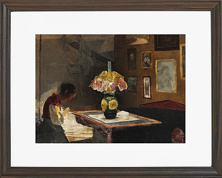 Laurits Andersen Ring – Die Frau des Künstlers Sigrid näht bei Lampenlicht 1898 | Giclée Kunstdruck gerahmt