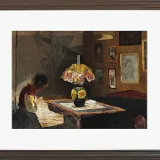 Laurits Andersen Ring – Die Frau des Künstlers Sigrid näht bei Lampenlicht 1898 | Giclée Kunstdruck gerahmt