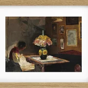 Laurits Andersen Ring – Die Frau des Künstlers Sigrid näht bei Lampenlicht 1898 | Giclée Kunstdruck gerahmt