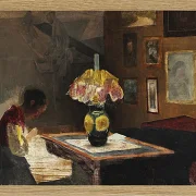 Laurits Andersen Ring – Die Frau des Künstlers Sigrid näht bei Lampenlicht 1898 | Giclée Kunstdruck gerahmt