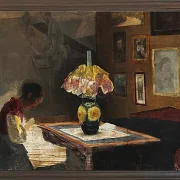 Laurits Andersen Ring – Die Frau des Künstlers Sigrid näht bei Lampenlicht 1898 | Giclée Kunstdruck gerahmt