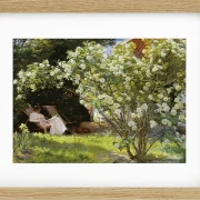 Marie Krøyer sitzt im Liegestuhl im Garten – 1893