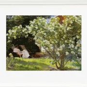 Marie Krøyer sitzt im Liegestuhl im Garten – 1893