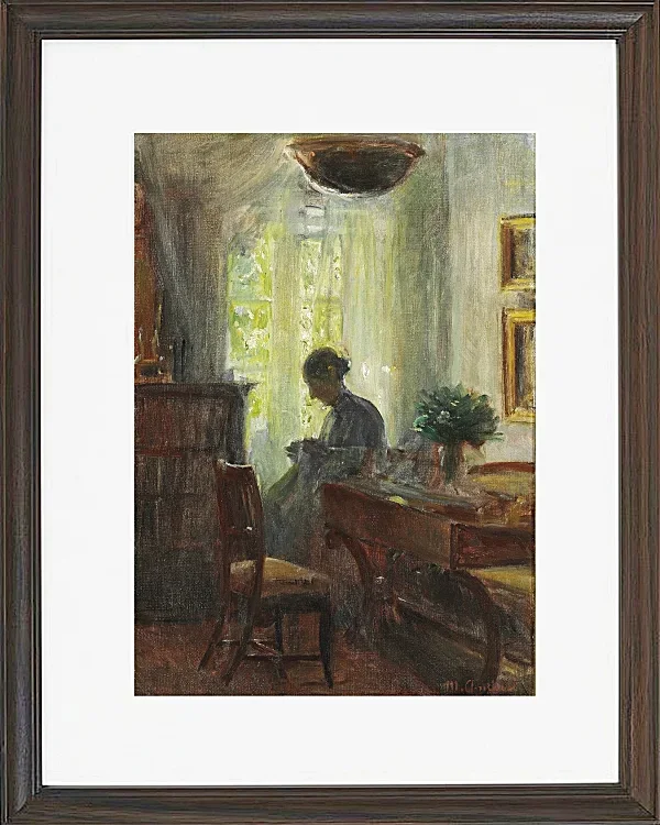 Michael Ancher - Frau Anna Ancher beim Nähen 1915 | Giclée Kunstdruck gerahmt
