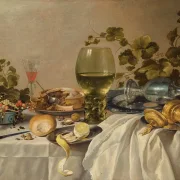 Pieter Claesz | Sammlung von Silber- und Glaswaren auf einem drapierten Tisch – 1639 | Giclée Kunstdruck gerahmt