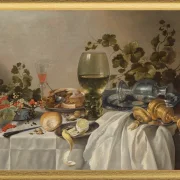 Sammlung von Silber- und Glaswaren auf einem drapierten Tisch – 1639